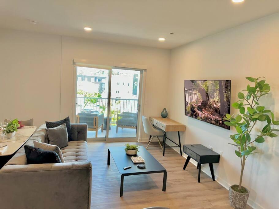 Corner 2 Bedroom 2 Bath Condo - Balcony - Parking